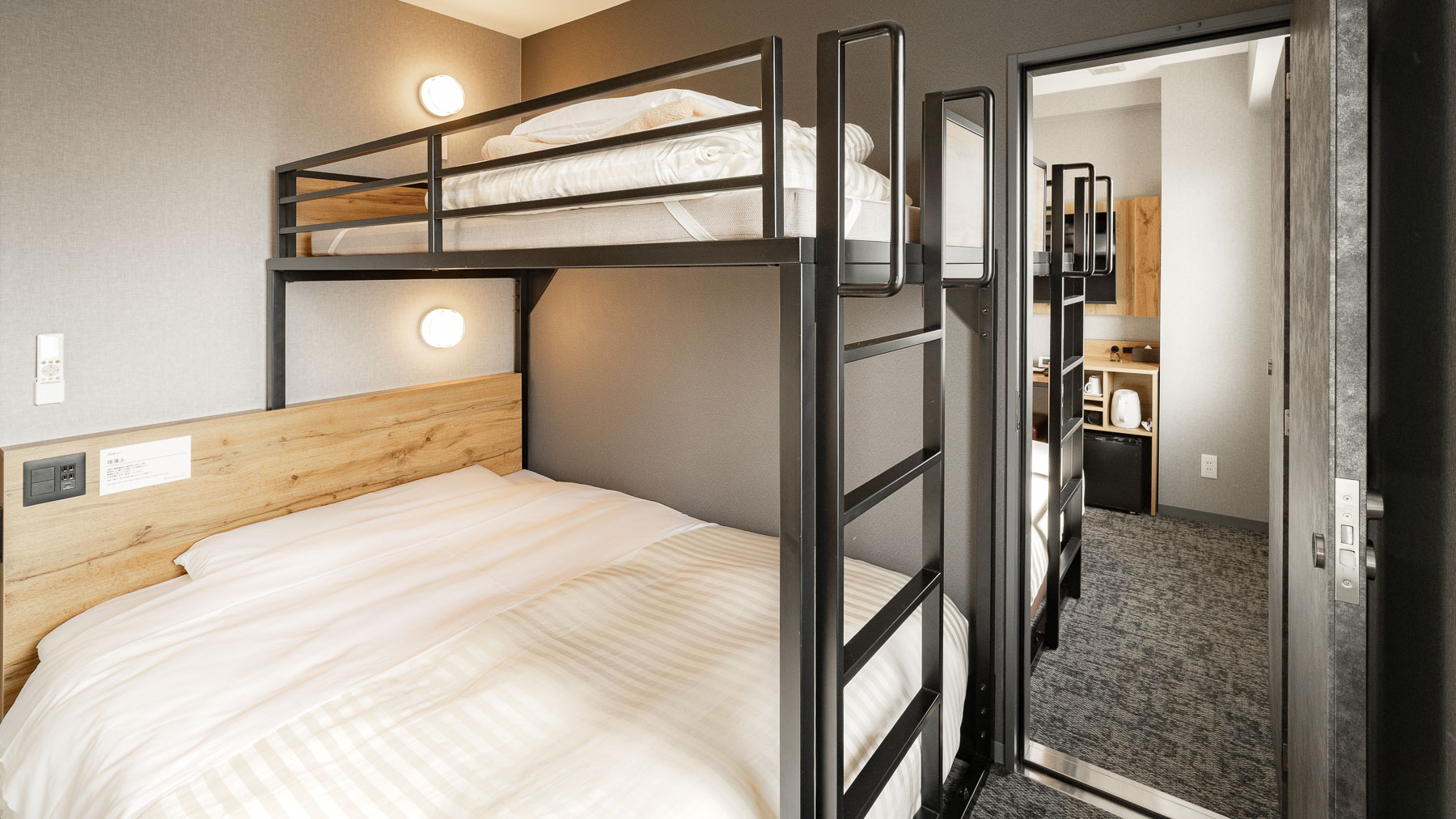 ベッドとユニットバスは各部屋１つずつ♪