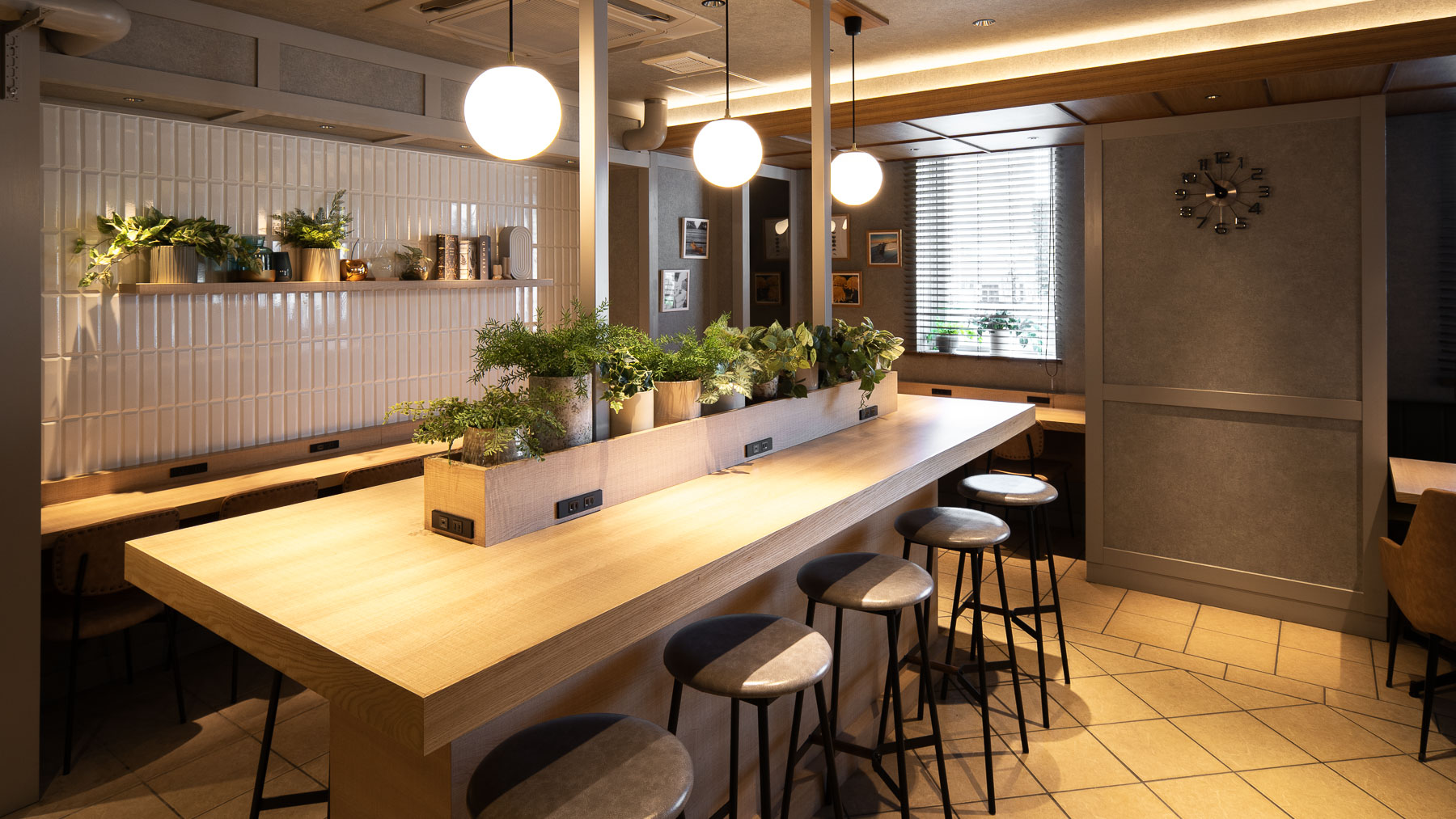 広々としたラウンジでお寛ぎください