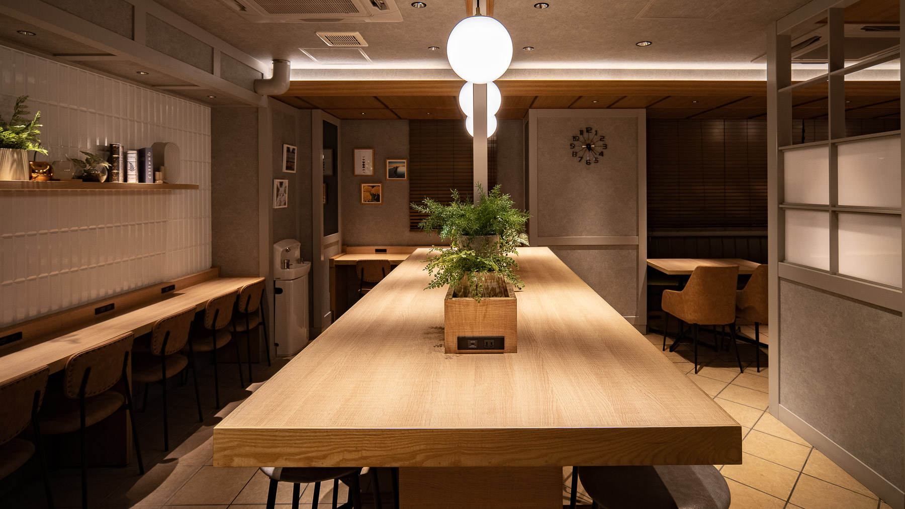 温かみのある照明がラウンジを照らします