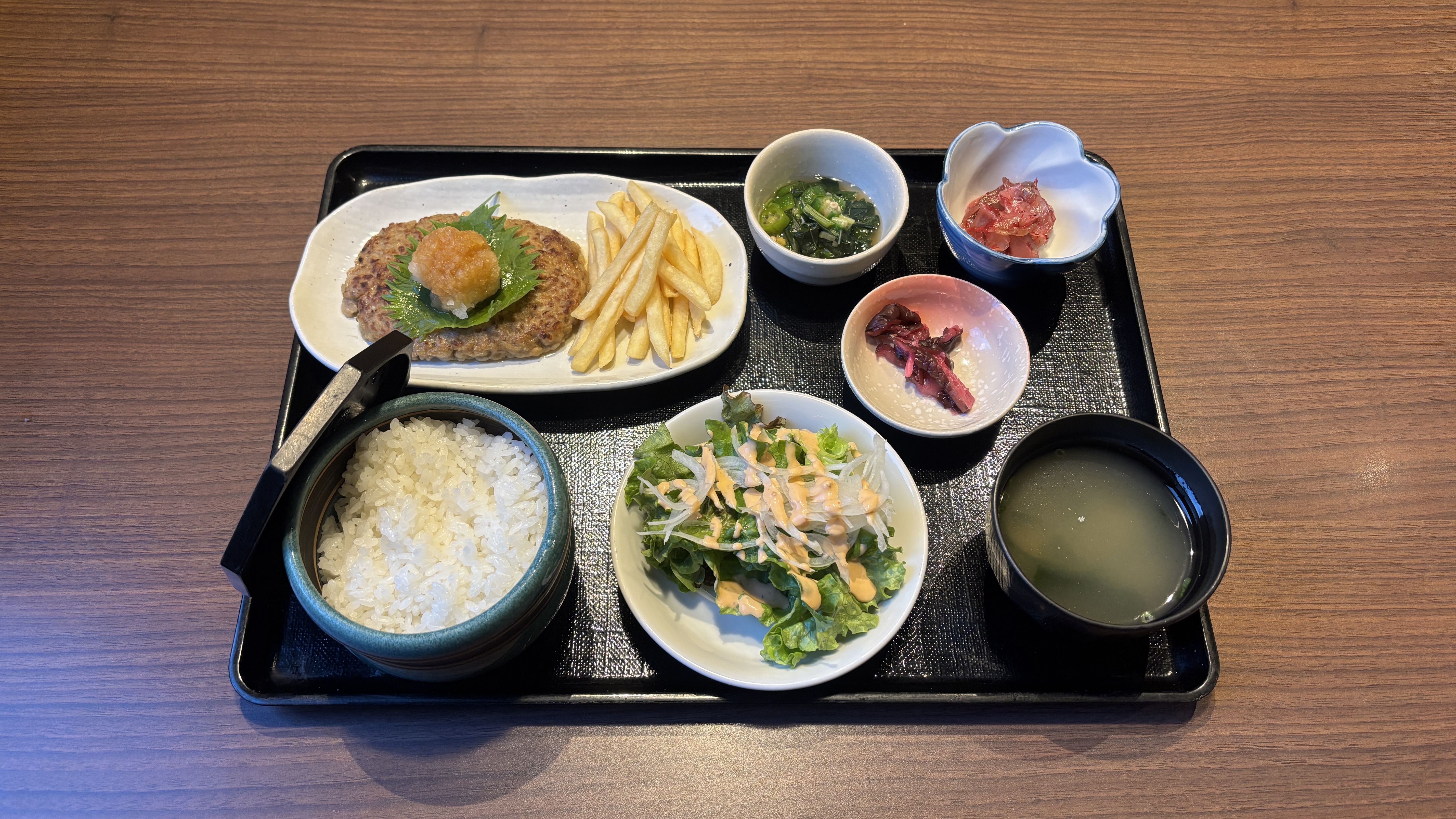 はなの夢　日替わり定食例（ハンバーグ定食）～夕食付プランをご用意しております～