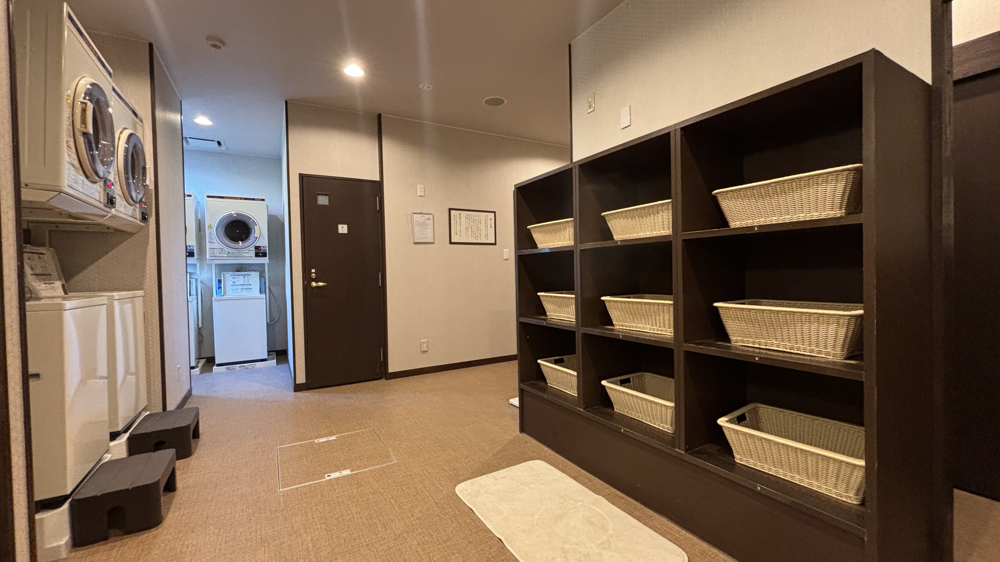 男性大浴場脱衣場（コインランドリー4台）