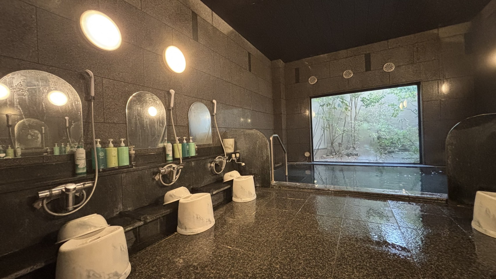 男性大浴場（カラン6箇所）