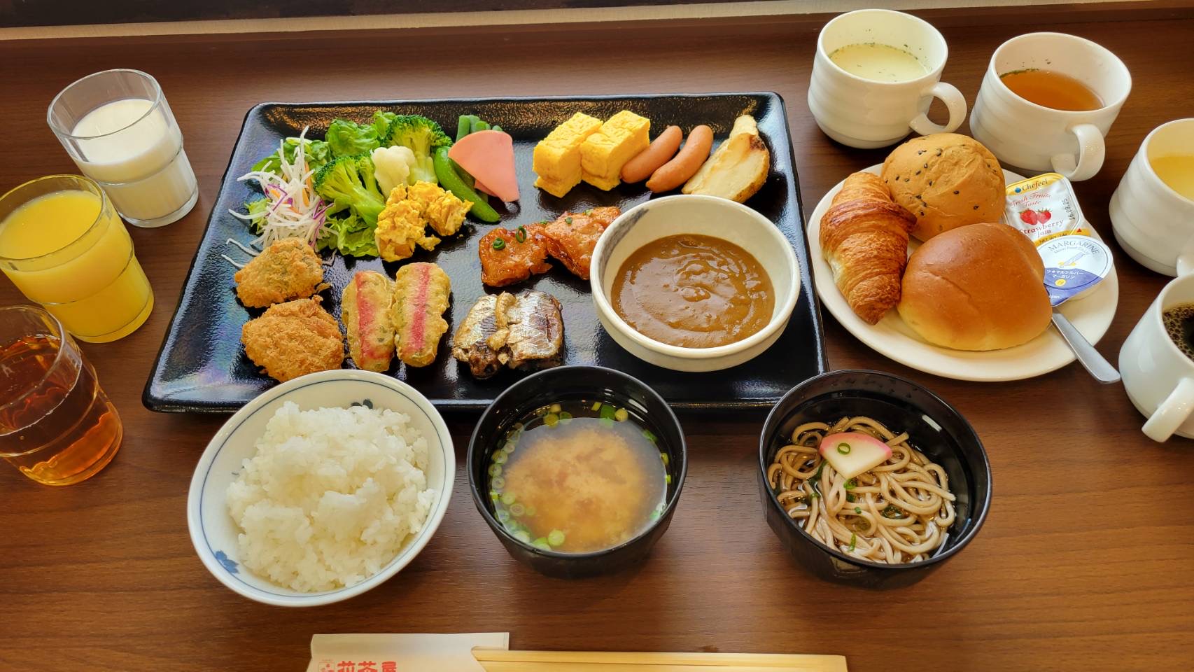 朝食（無料バイキングサービス）