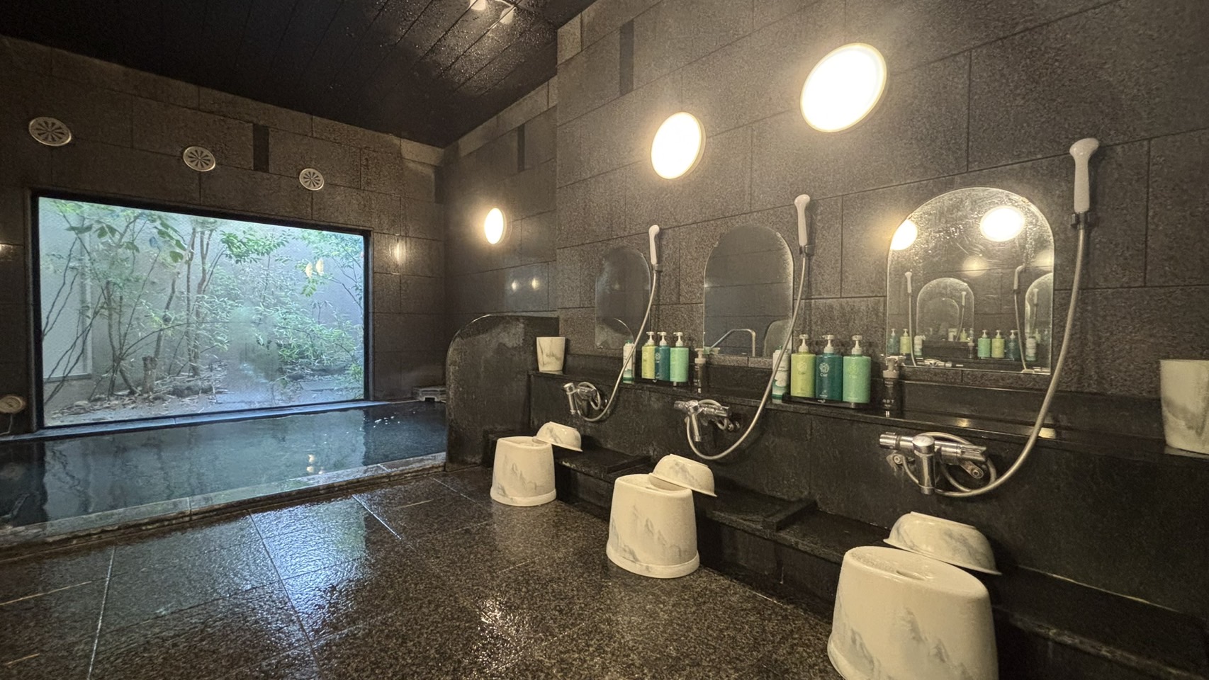 男性大浴場（カラン6箇所）