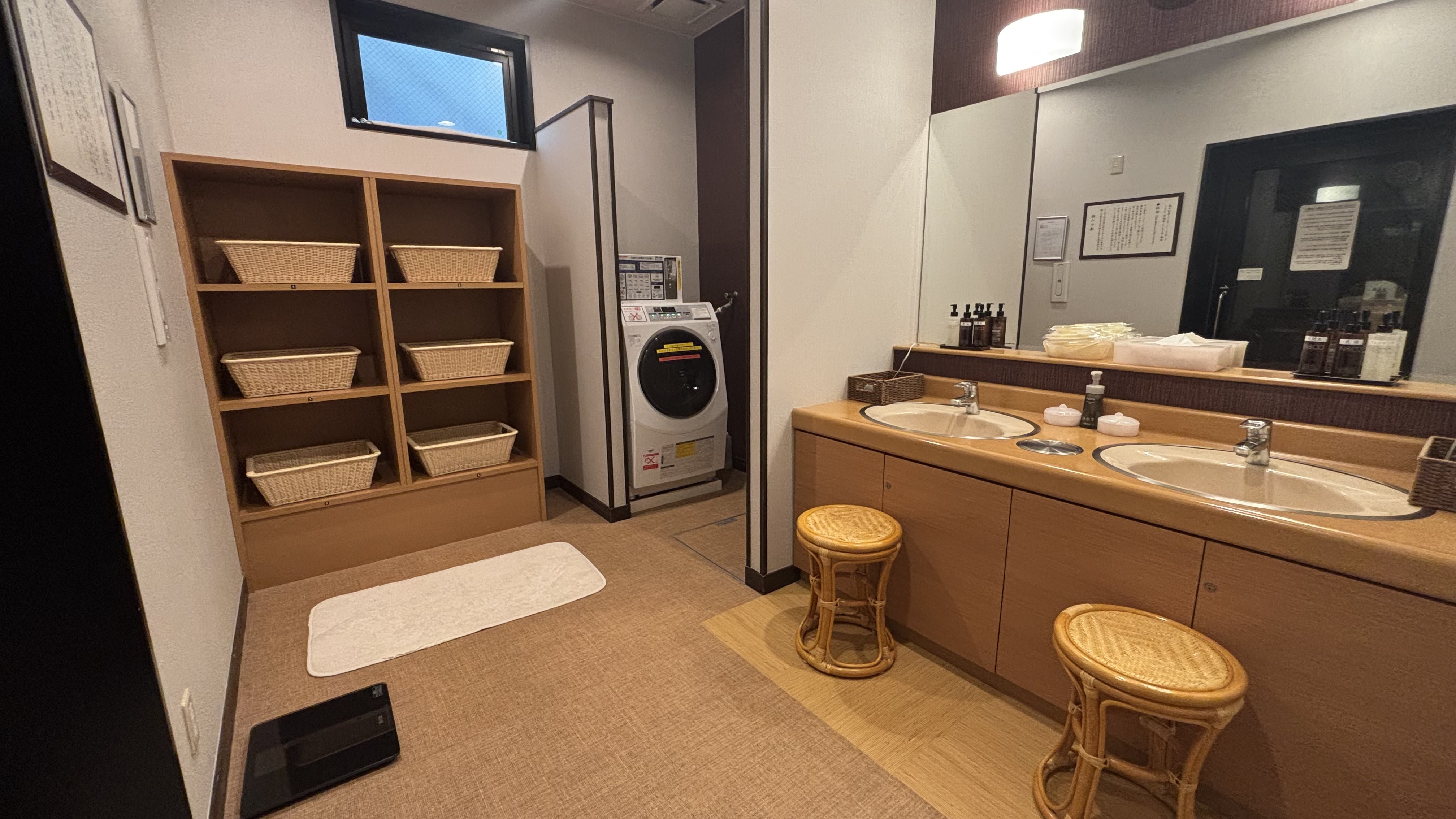 女性用大浴場脱衣場（コインランドリー1台）
