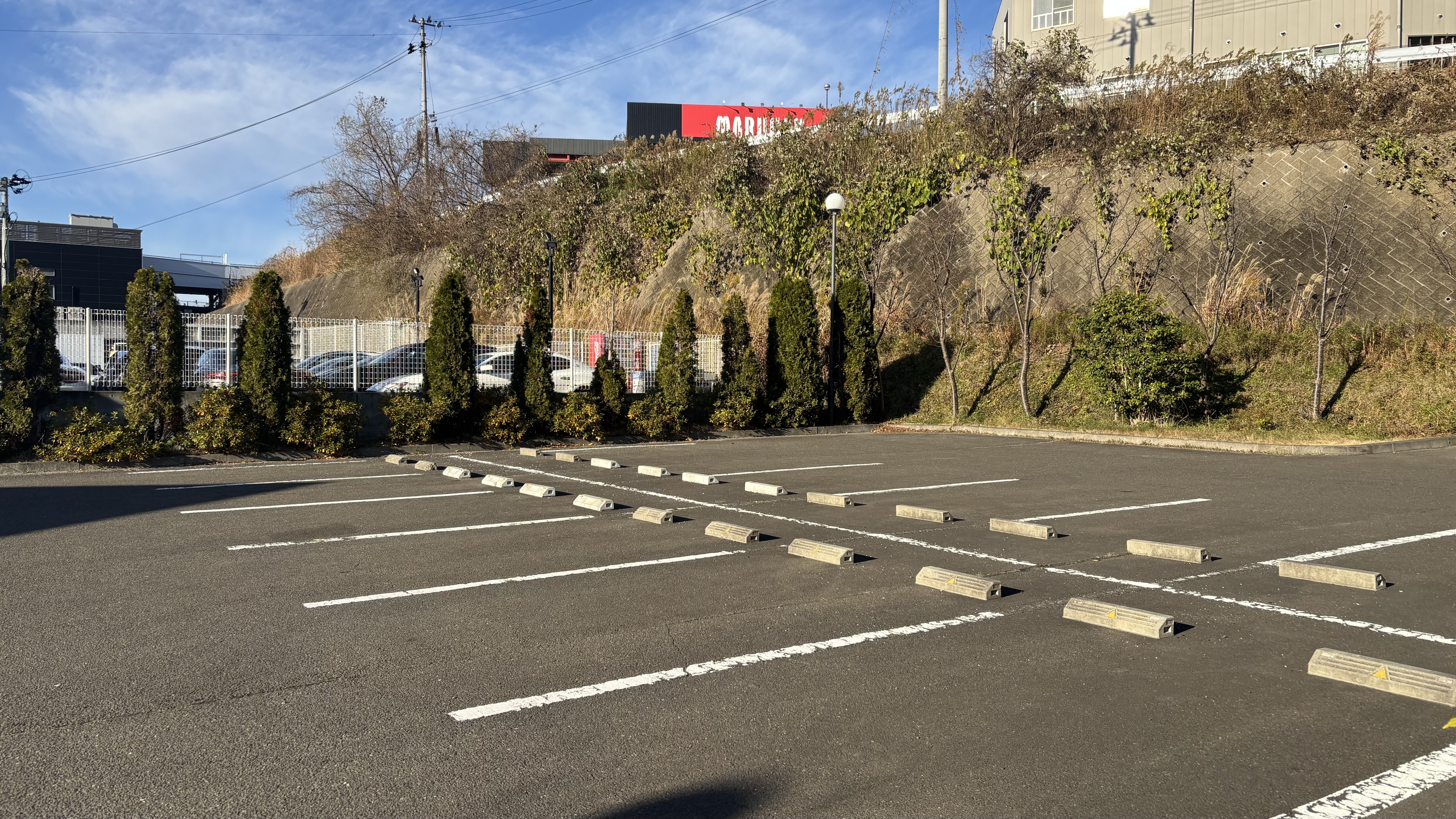 平面駐車場（計43台）