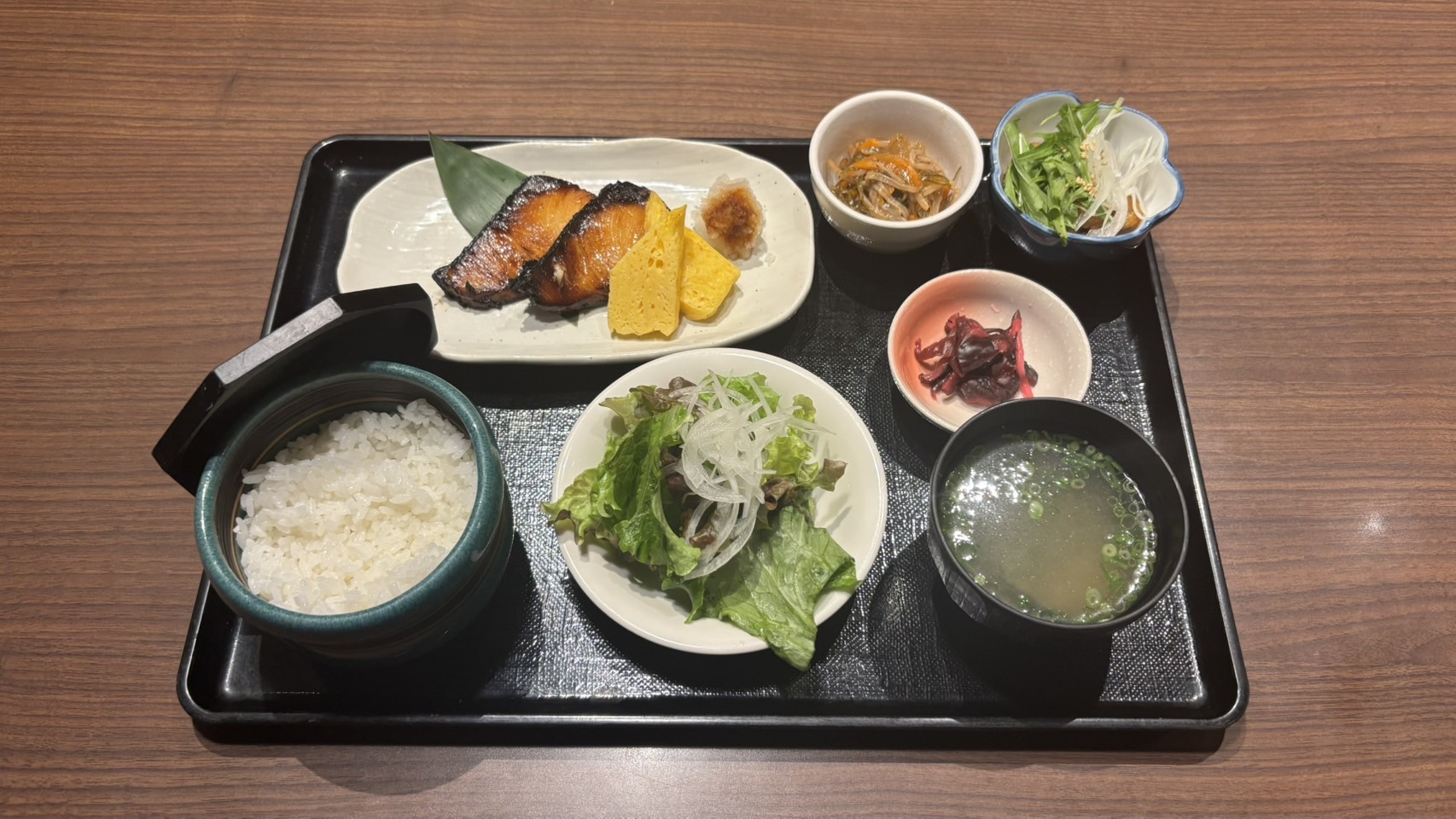 はなの夢　日替わり定食例（ブリの照り焼き定食）～夕食付プランをご用意しております～