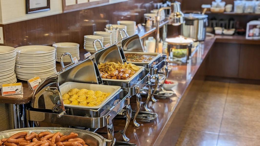 【朝食バイキング一例①】和洋中心のバイキングスタイルでございます。