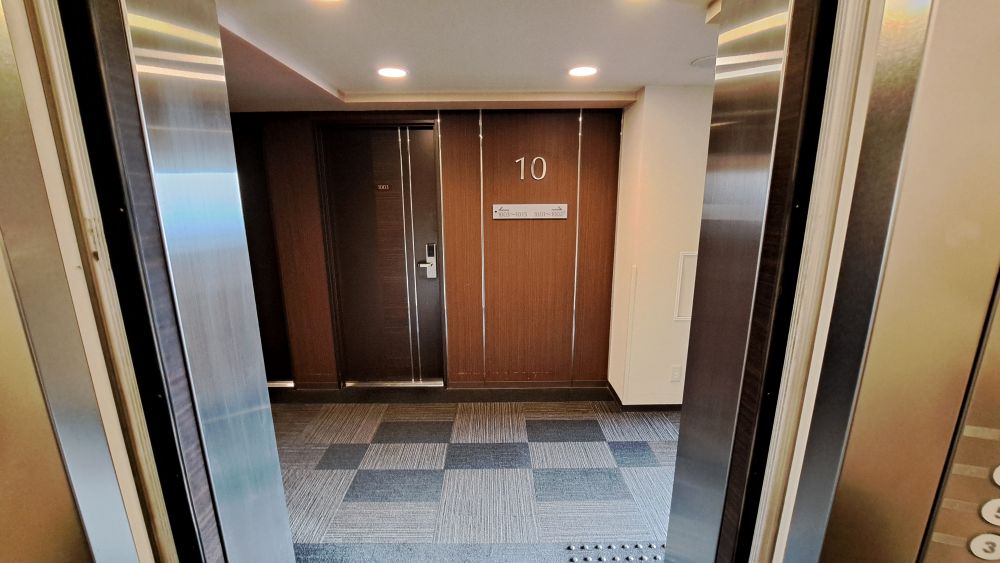 【廊下】右手側が1・2号室。左手側が3～15号室でございます。