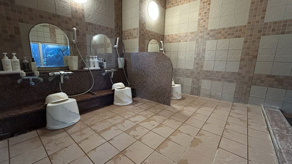 【女性大浴場内浴室①】カラン3箇所ございます。シャンプー類・クレンジングもあるのでご安心ください。