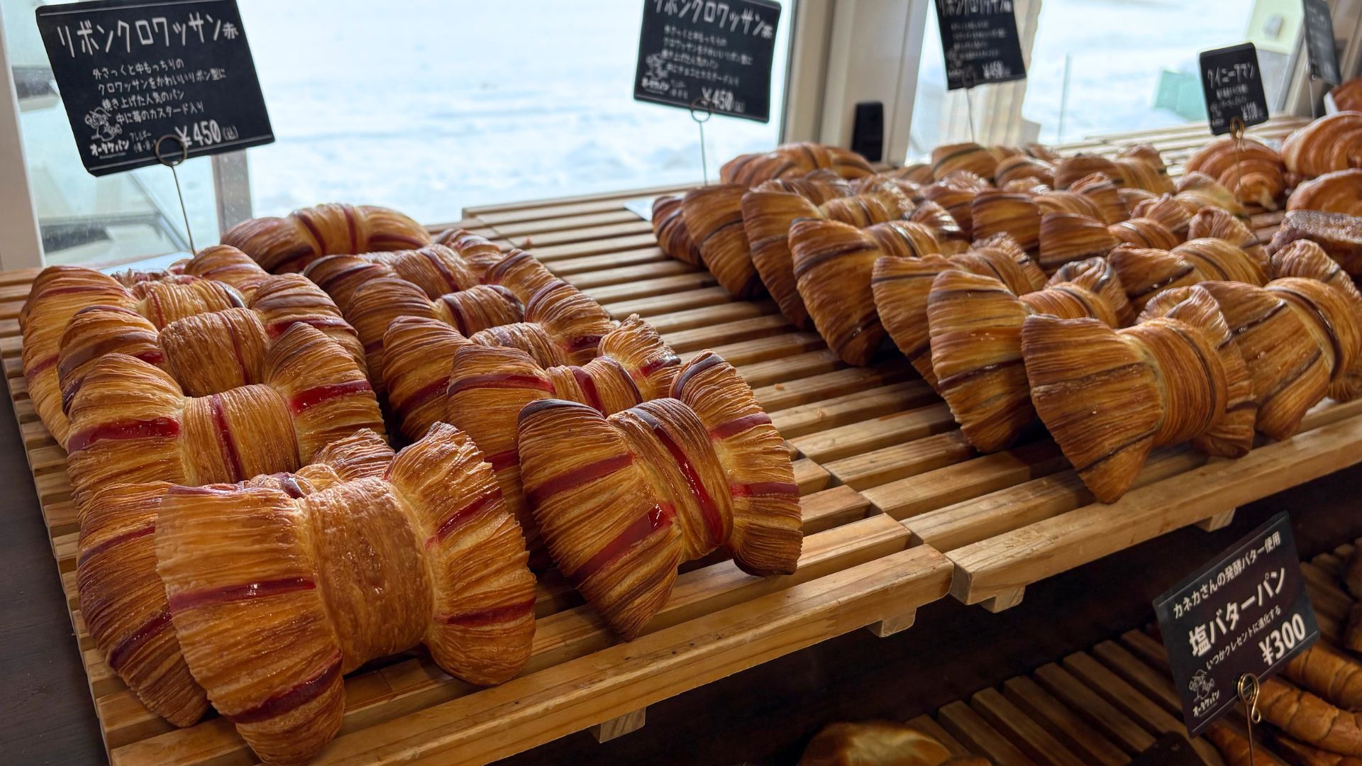 【大竹菓子補】SNSで人気急上昇中のリボンパンや魔女のお菓子シリーズ等で有名な和洋菓子専門店です。