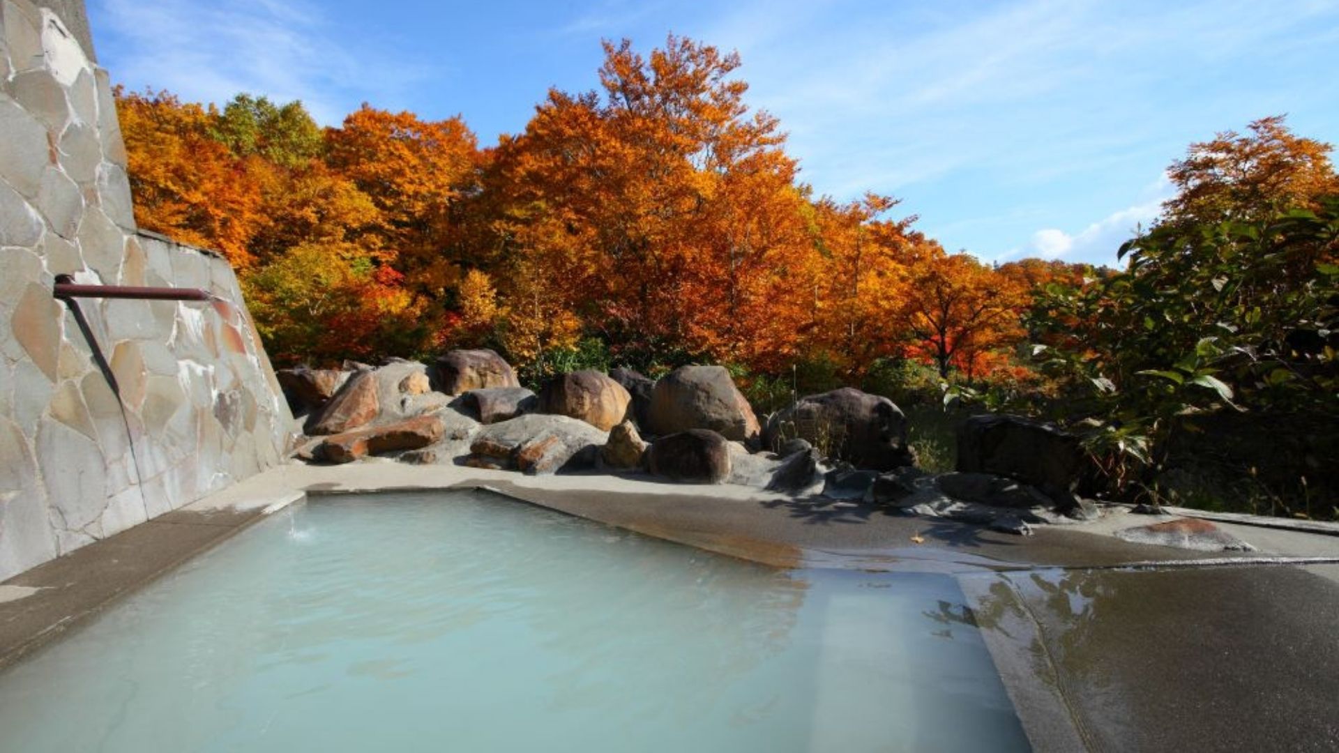 【猿倉温泉】自然に囲まれた、静かな温泉です。ゆっくりとした時間を過ごせます。