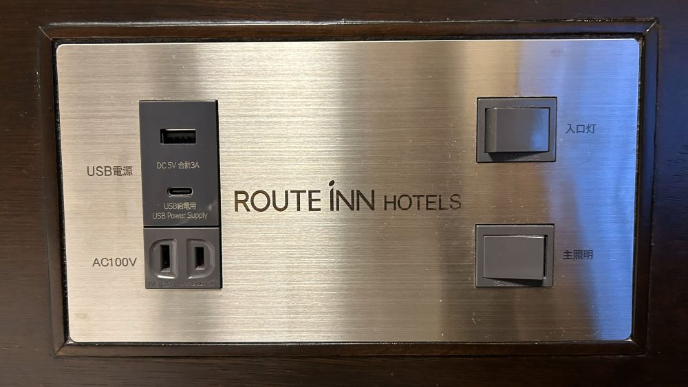 【ベッドボード充電スペース】ベッド脇にはUSB、タイプC、通常コンセントの差込口がございます。