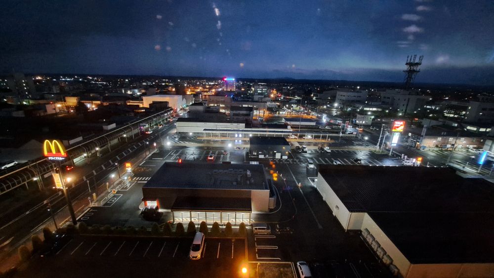 【客室からの景色②】ホテルからの夜景でございます。当館は十和田市の中心にございます。