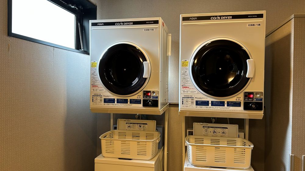 【男性用洗濯機・乾燥機】洗濯機は1回200円・乾燥機は30分100円でございます。