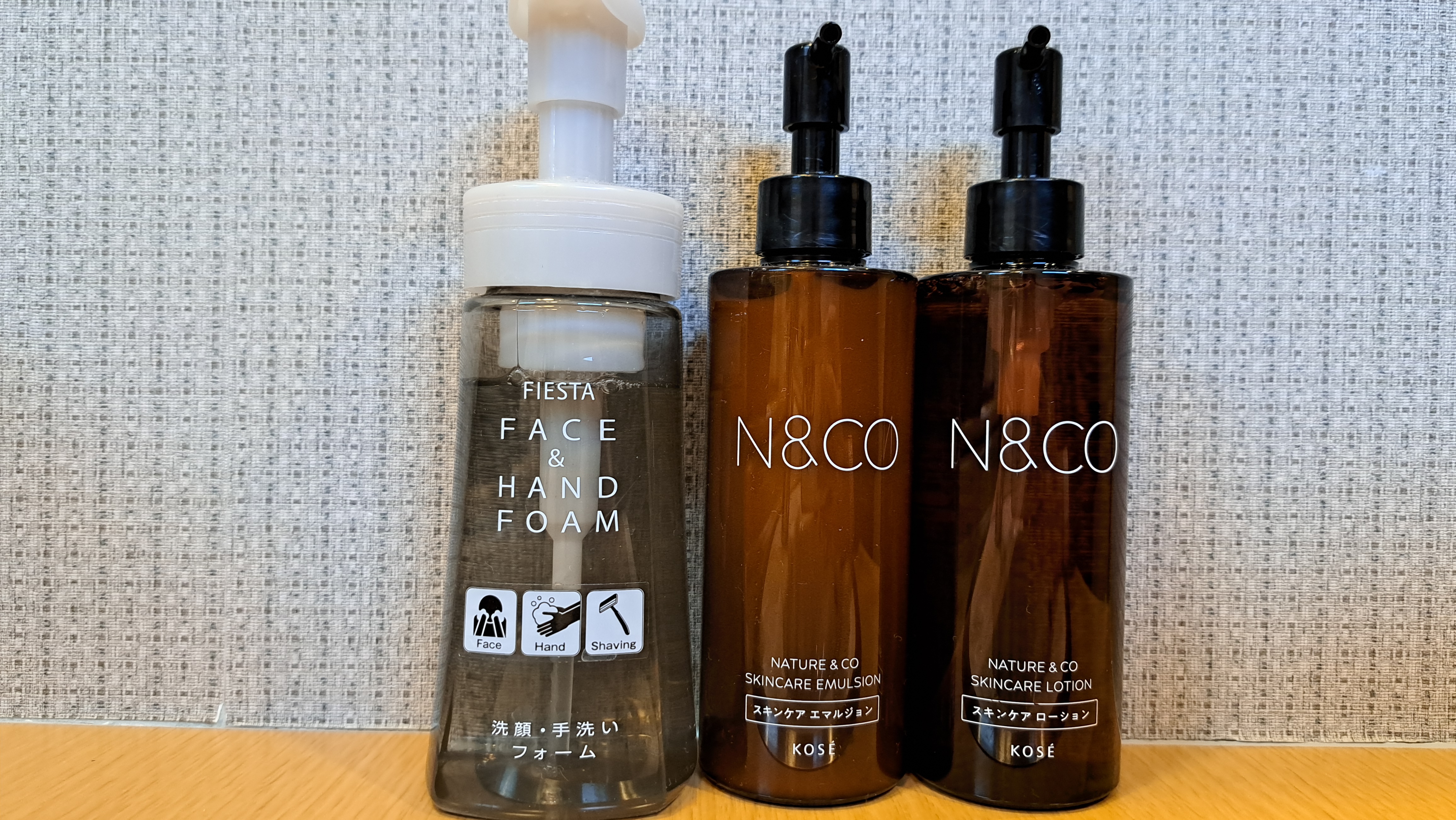 【女浴化粧水・乳液・洗顔】化粧水、乳液はKOSEのN&CO。洗顔はFIESTAを設置しております。