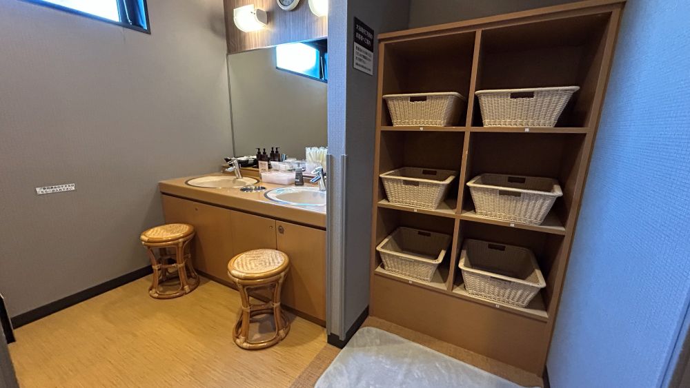 【女性大浴場内脱衣所①】