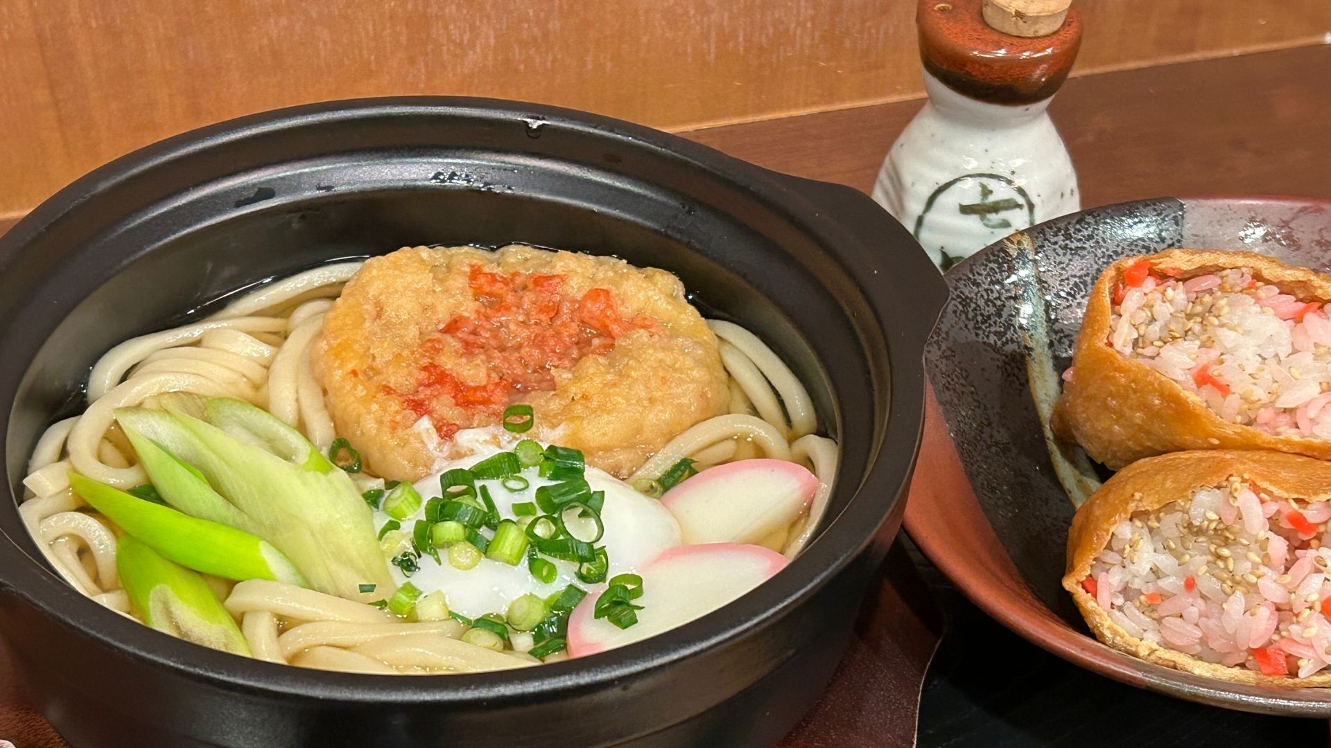 【夕食冬限定メニュー】鍋焼きうどんお稲荷さんセット
