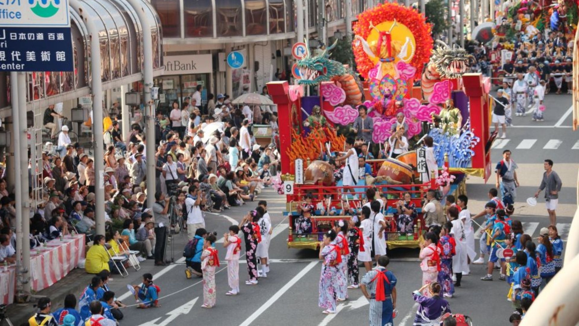 【十和田市秋祭り】ライトアップされた山車や太鼓車、神輿がきらびやかに通りを練り歩きます。
