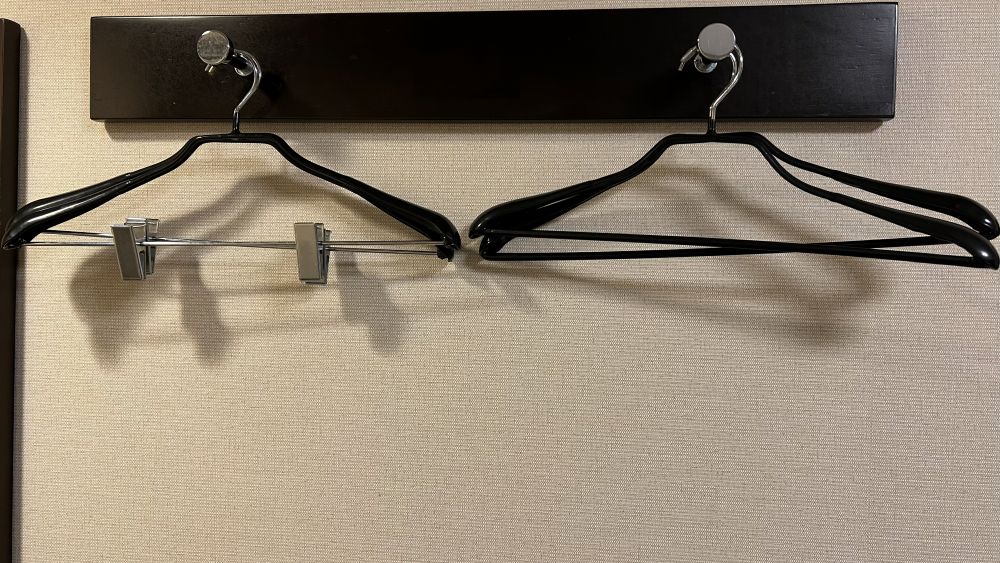 【壁掛けハンガー】クローゼットがないお部屋はこちらをご用意しております。