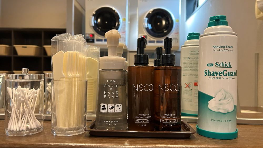 【男性大浴場脱衣所③】シェービングフォーム・化粧水・乳液等があります。是非ご利用くださいませ。