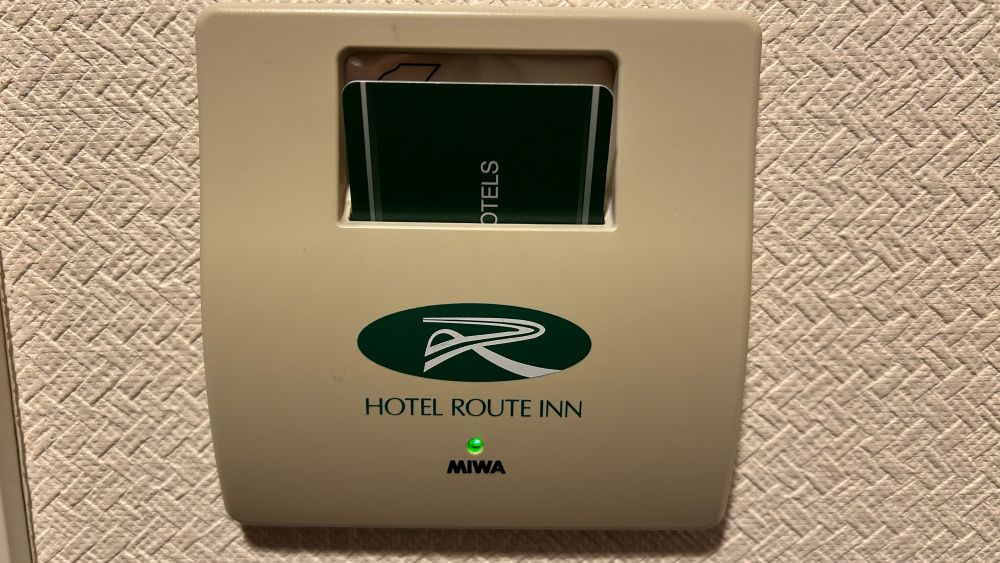 【電源ボックス】こちらにルームキーを差し込んでいただくと電気が点きます。