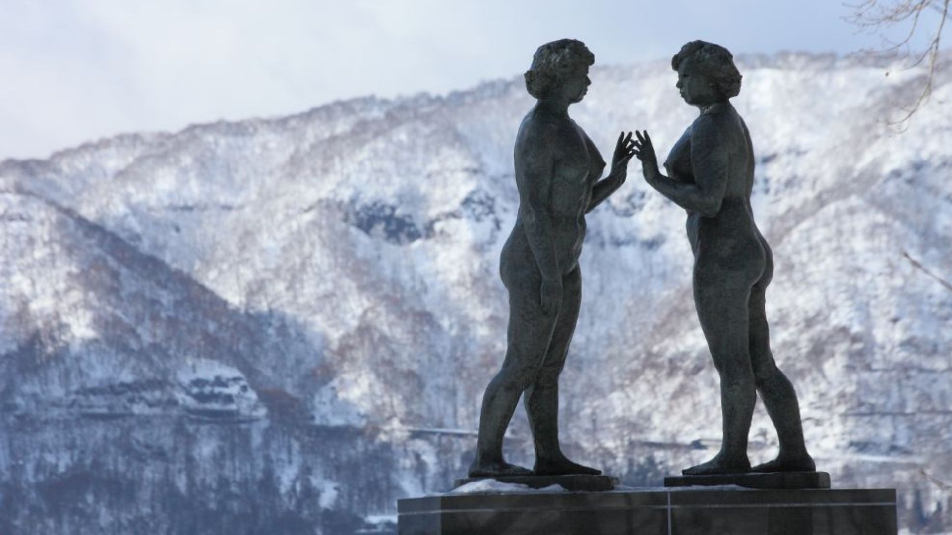 【乙女の像】十和田湖国立公園指定15周年を記念して、昭和28年に建てられた歴史のある像です。