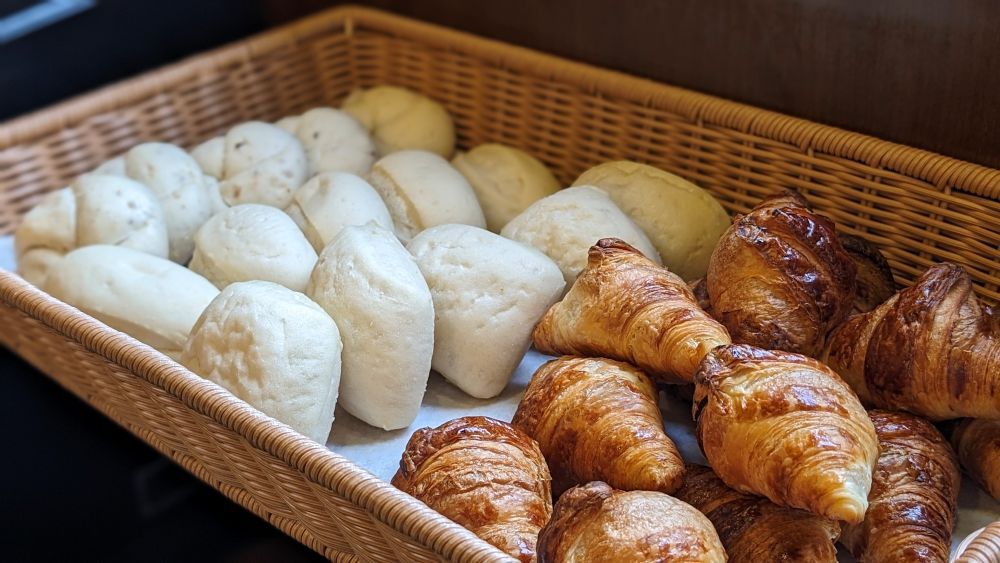 【朝食パンコーナー①】日替わりで複数のパンをご提供しております。