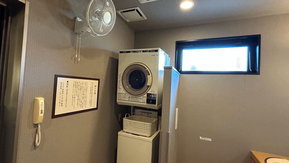 【女性用洗濯機・乾燥機】洗濯機は1回200円・乾燥機は30分100円でございます。