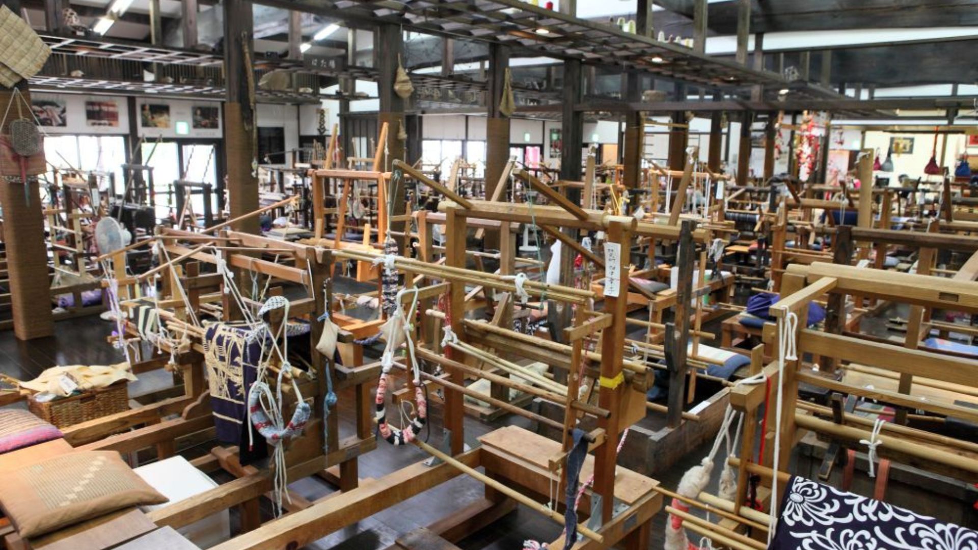 【匠工房「南部裂織の里」南部裂織保存会】バリエーション豊かで個性的な裂織の作品が鑑賞できます。