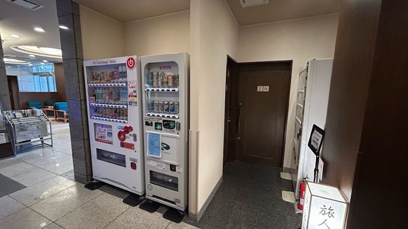 【自動販売機コーナー】アルコールの自動販売機もございます。おつまみも販売しております。