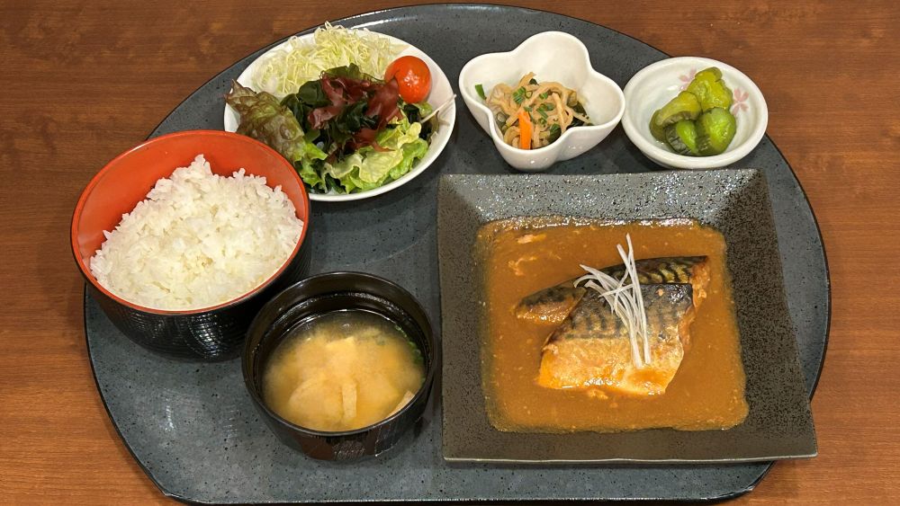 【夕食定食メニュー③】サバの味噌煮定食　タンパク質が豊富で、健康的な和食の定番です。