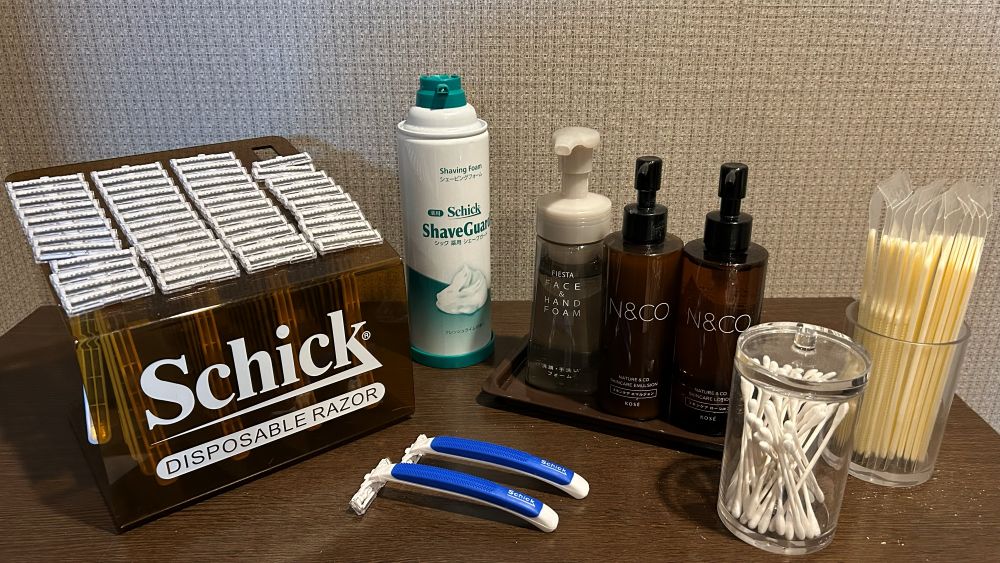 【男性大浴場脱衣所④】シェービングフォーム・カミソリ・綿棒・化粧水・乳液・ヘアコームがございます。