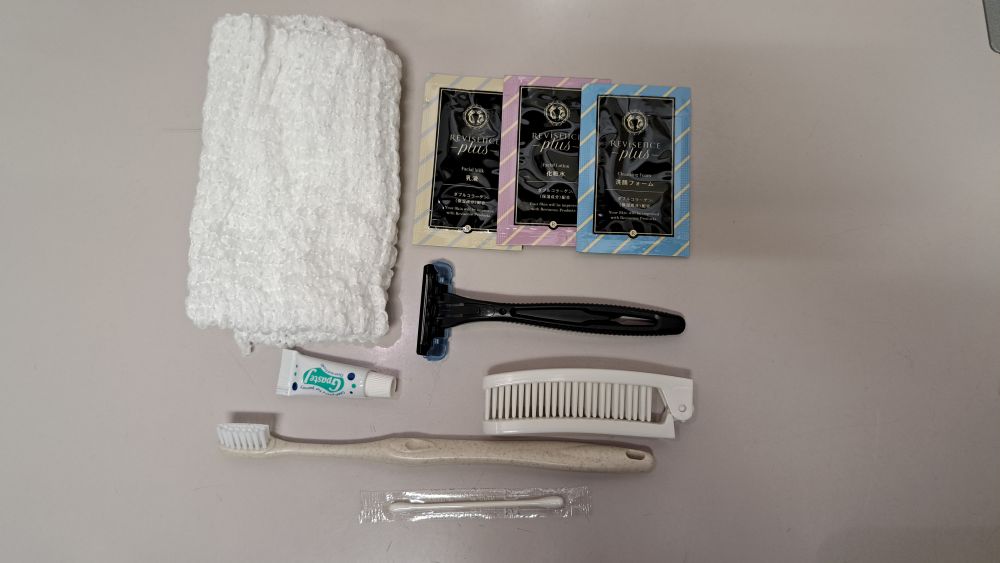 【コンフォートルームのアメニティ】歯ブラシ・髭剃り・ブラシ・綿棒・ボディタオル・フェイスケアセット