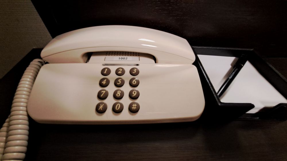 【客室電話・メモ用紙】外線もご利用いただけます。電話料金はチェックアウト時にご精算ください。