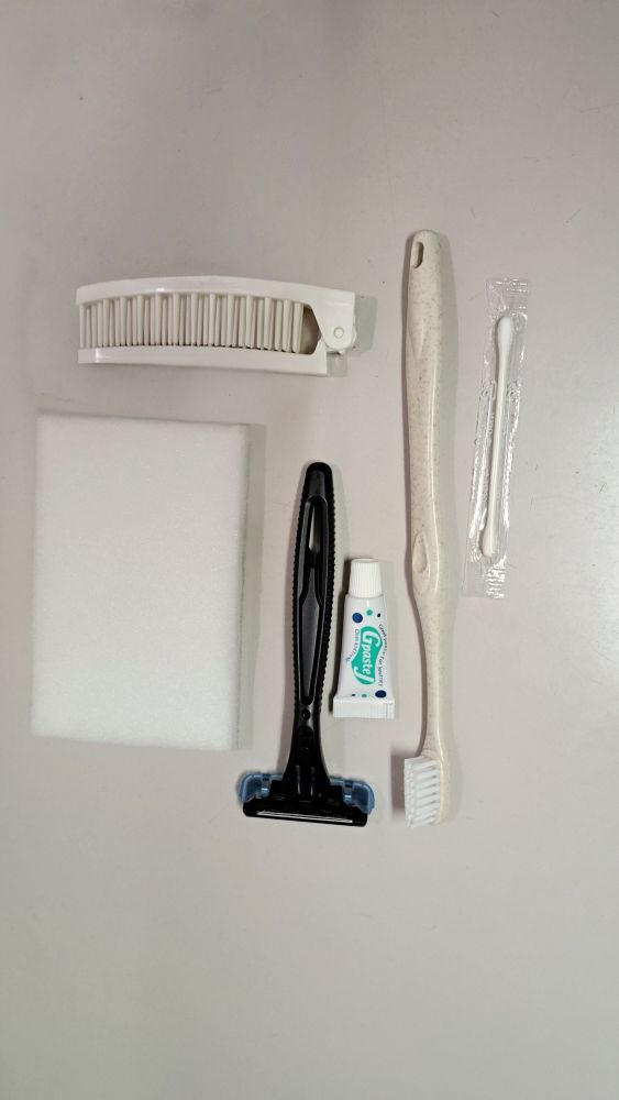 【スタンダードルームのアメニティ】歯ブラシ・髭剃り・ブラシ・綿棒・スポンジ