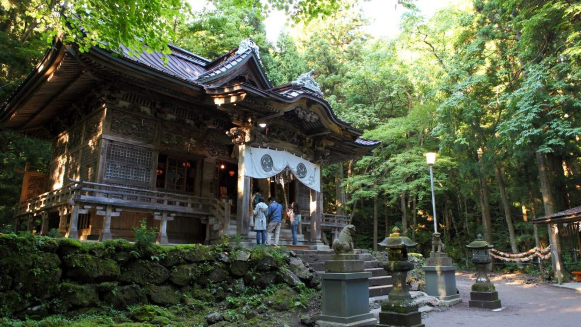 【十和田神社】神秘のエネルギーに満ちたパワースポットとして知られています。
