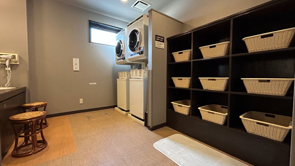 【男性大浴場脱衣所①】洗面所は二つございます。