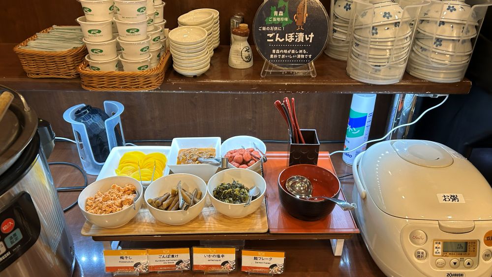 【朝食ご飯のお供コーナー】日替わりで毎日5～6種類ほどご用意しております。