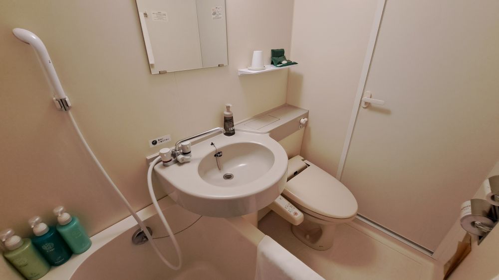 【客室ユニットバス①】清潔感のあるユニットバスです。タオル類・アメニティ類を用意しております。