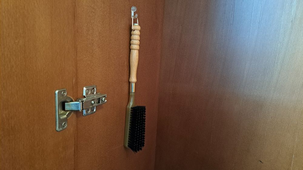 【洋服ブラシ】クローゼットの中にご用意しております。