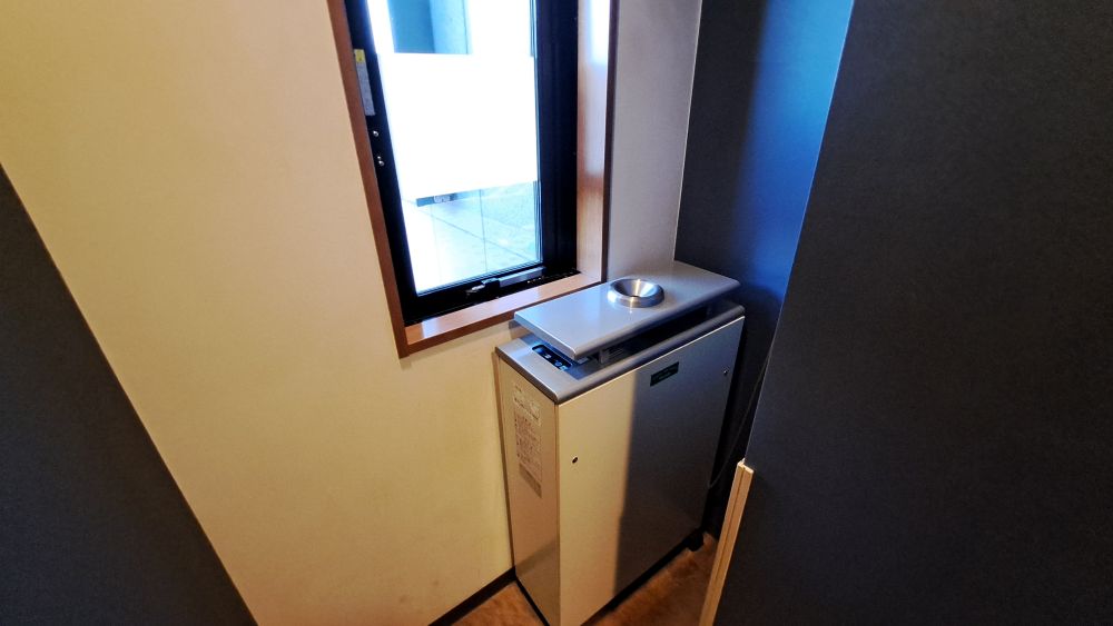 【喫煙所】1階出入口付近にございます。