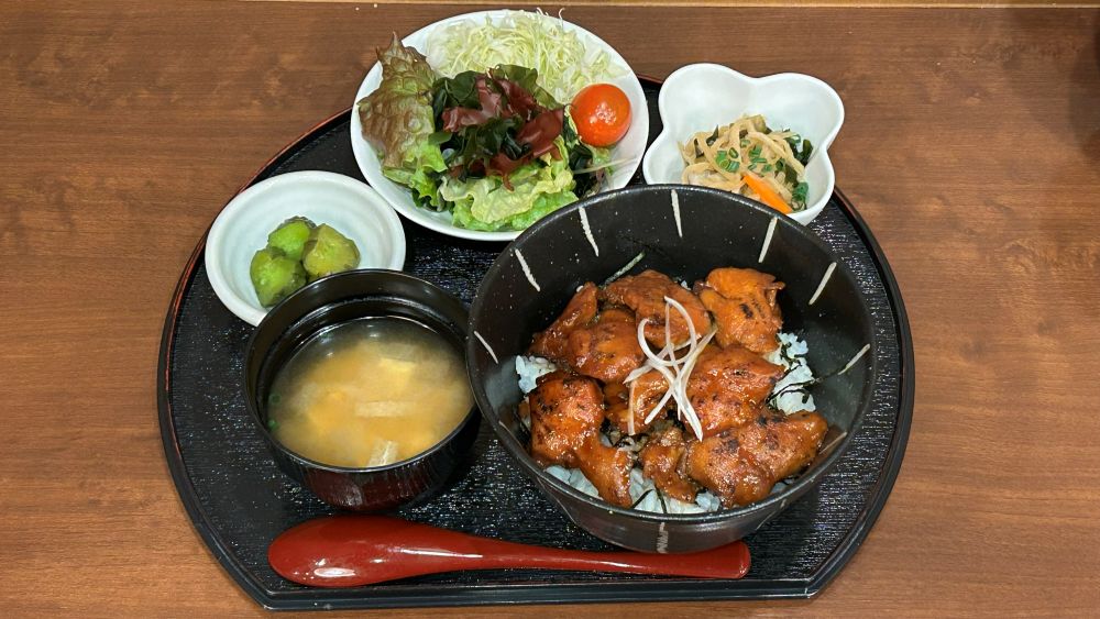 【夕食定食メニュー④】焼き鳥丼定食　香ばしい香りと柔らかい肉質を楽しめます。