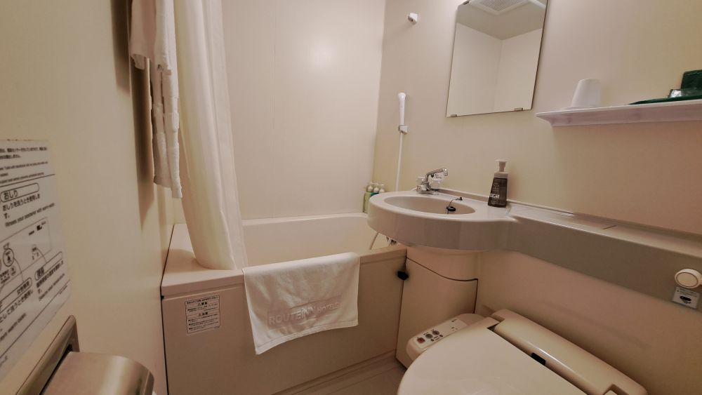 【客室ユニットバス②】清潔感のあるユニットバスです。タオル類・アメニティ類を用意しております。