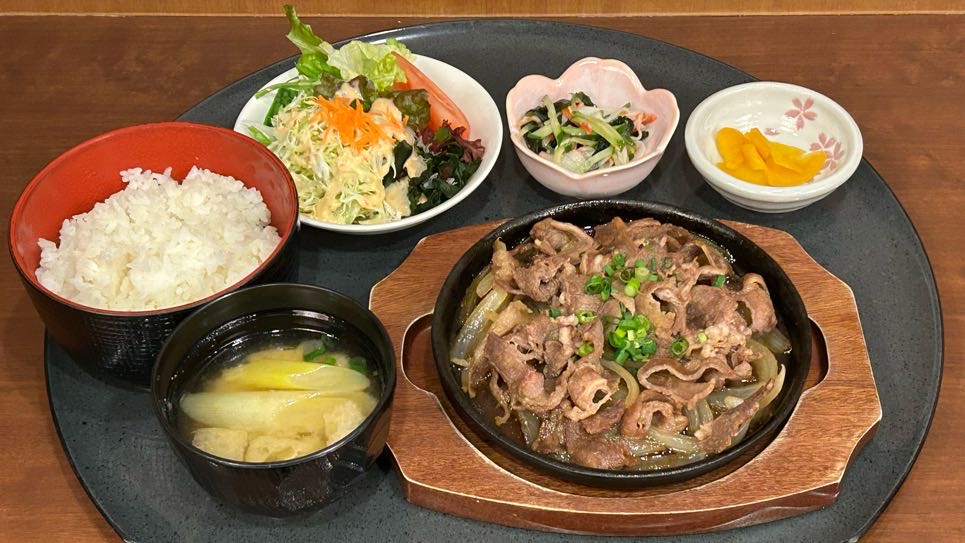 【夕食定食メニュー①】バラ焼き定食　甘辛いタレが癖になる味わいです。