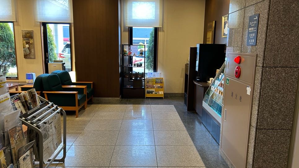 【ロビー】1階へエレベーターで降りるとロビーでございます。