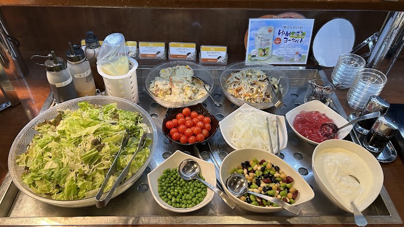 【朝食サラダ・デザートコーナー】日替りで種類豊富に取り揃えておりますので是非お召し上がりください。