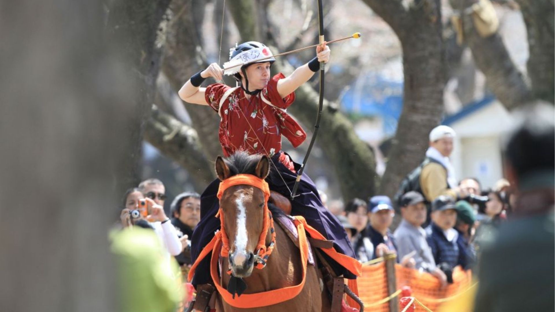 【桜流鏑馬】桜並木の下で開催される女性騎手の祭典です。