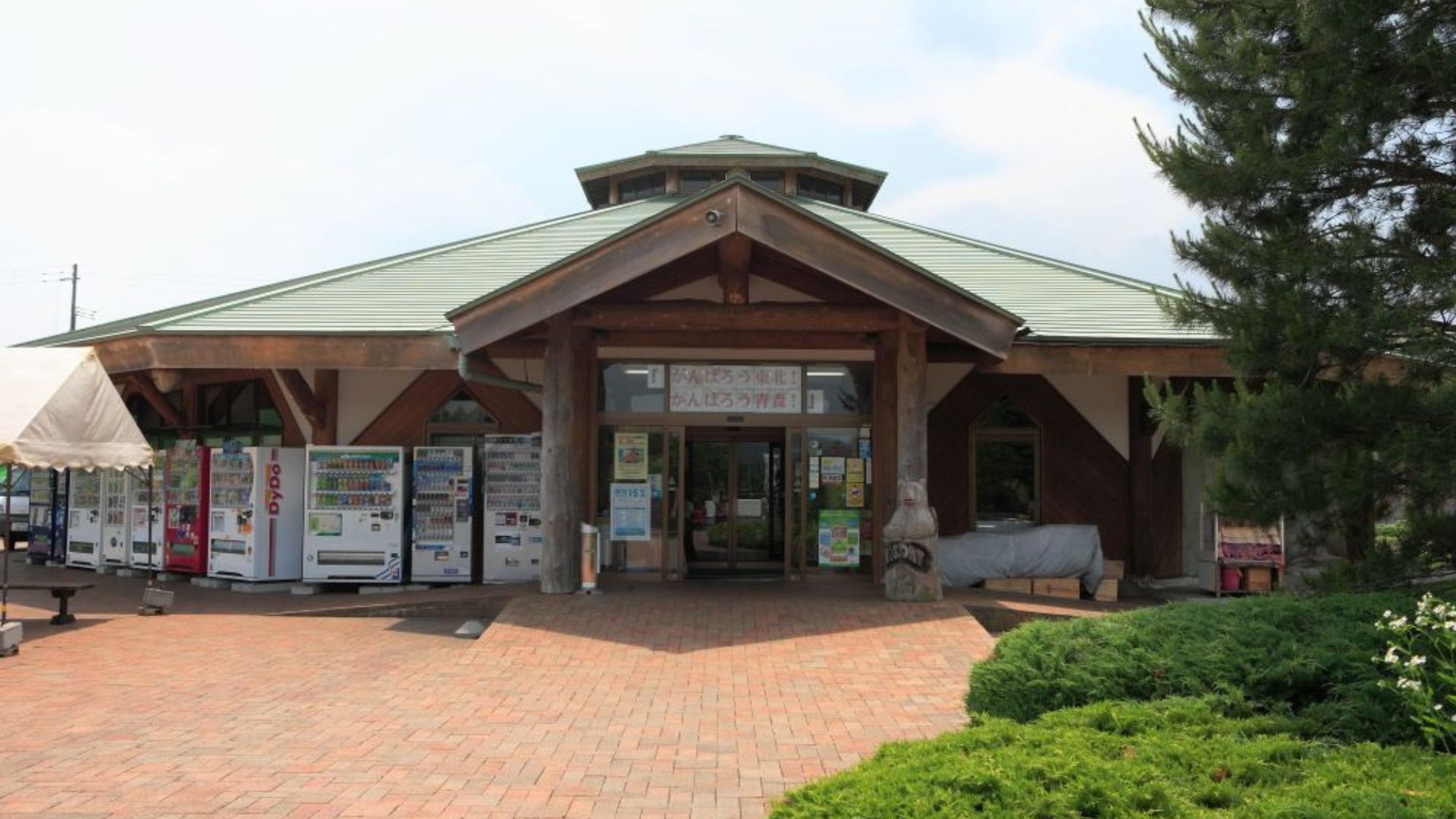 【道の駅奥入瀬ろまんパーク】十和田市や青森県内の特産品・名産品を購入できます。