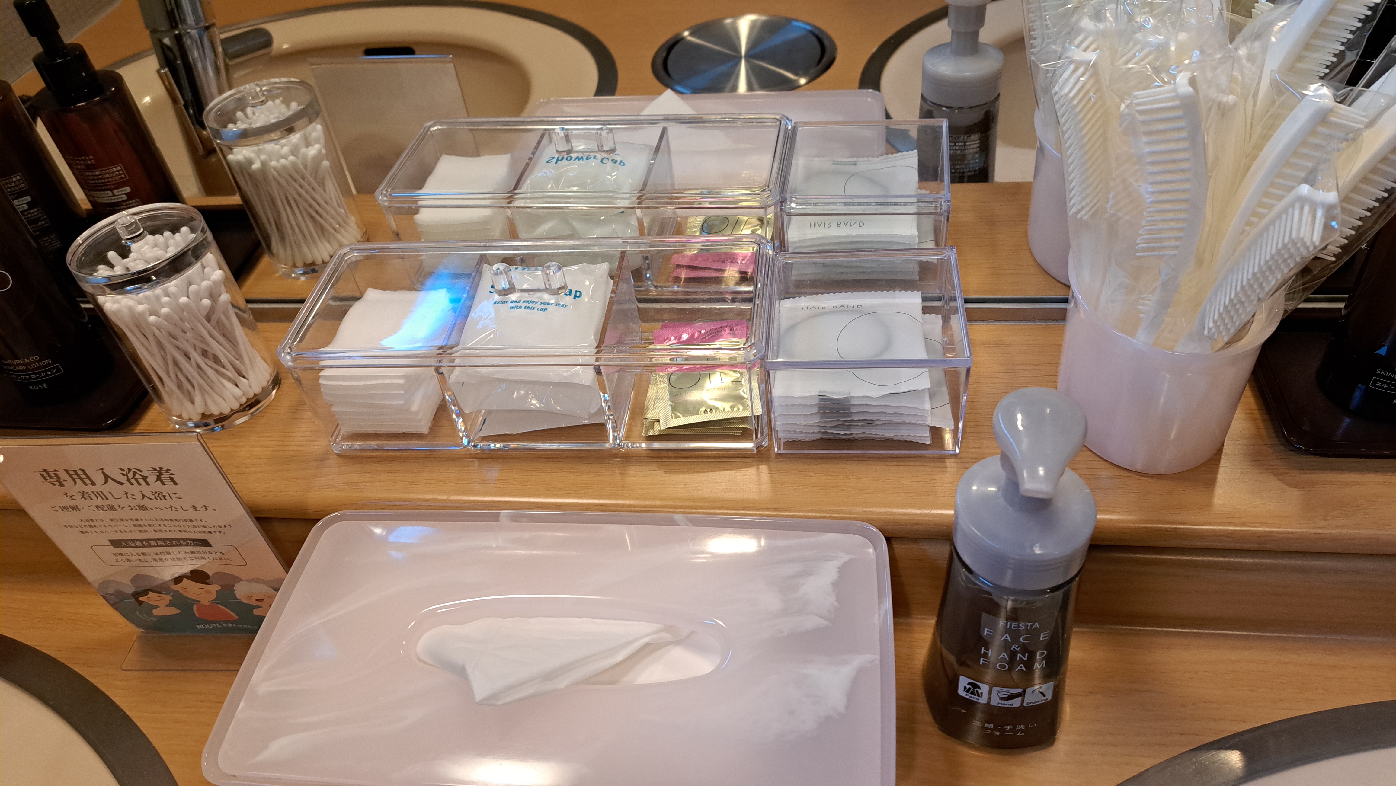 【女性大浴場脱衣所③】（綿棒・コットン・ヘアオイル・ヘアコーム・ヘアゴム）